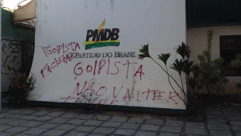 Após afastamento de Dilma, manifestantes picham sede do PMDB da Bahia; Órgão diz que vai tomar providências