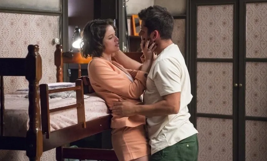 "Bom demais", diz ator Rodrigo Simas sobre namorada beijar o irmão em novela