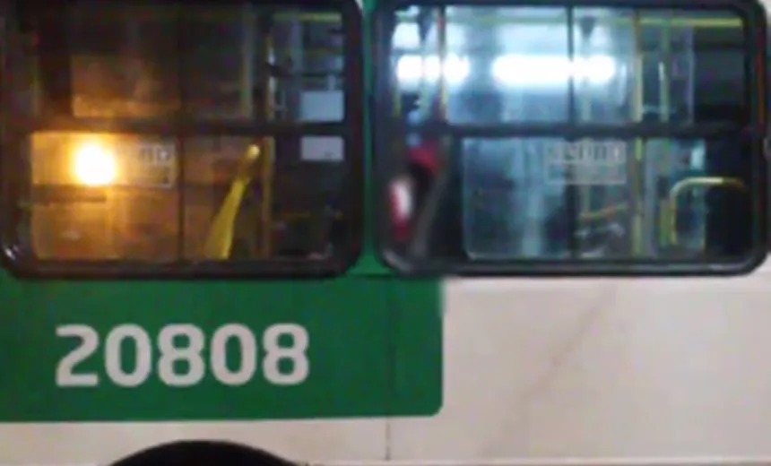 Jovem é assassinado dentro de ônibus no bairro Águas Claras, em Salvador