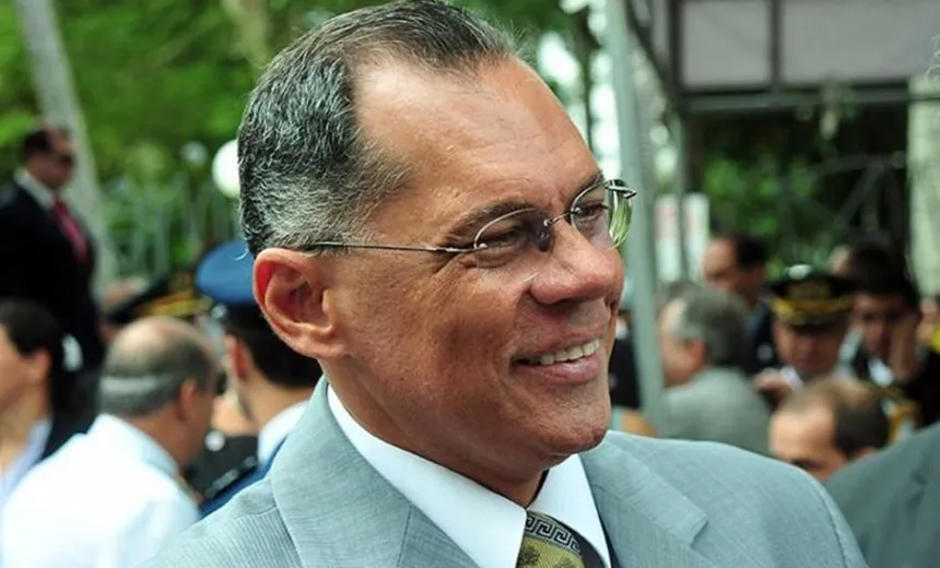 João Henrique – o homem que está a dois passos do paraíso, mas não sabe se volta