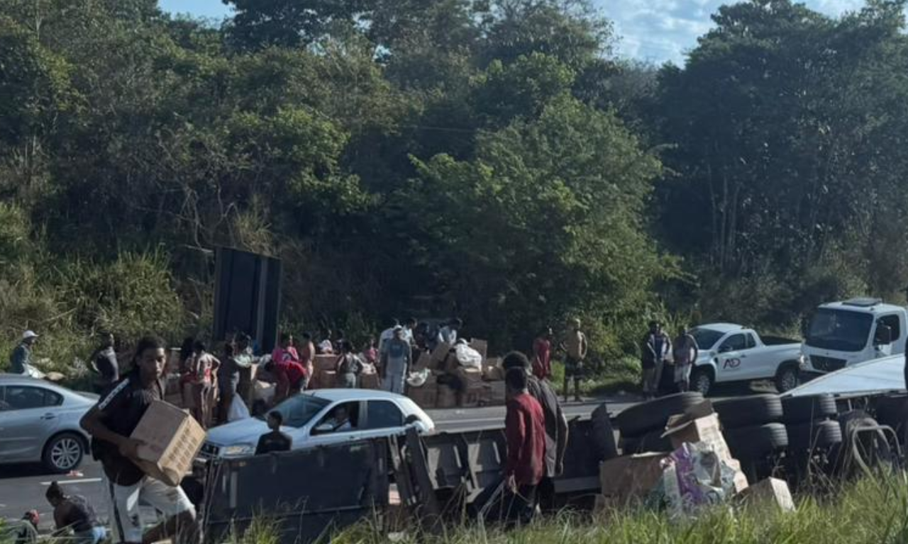 Trecho da BR-324 é interditado após caminhão tombar e carga ser saqueada. Foto: Divulgação