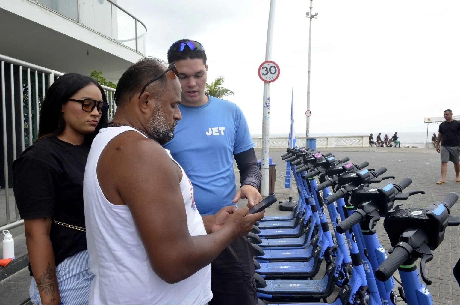 Os patinetes possuem GPS, placa de identificação, freios, campainha e faróis de LED. Foto: Otávio Santos / Secom PMS