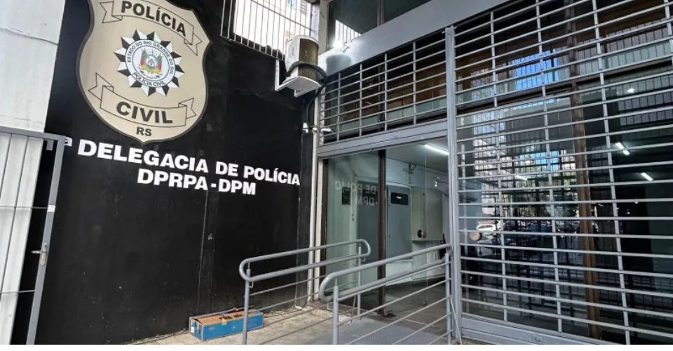 Mulher mata grávida, retira bebê da barriga e finge ter parido criança