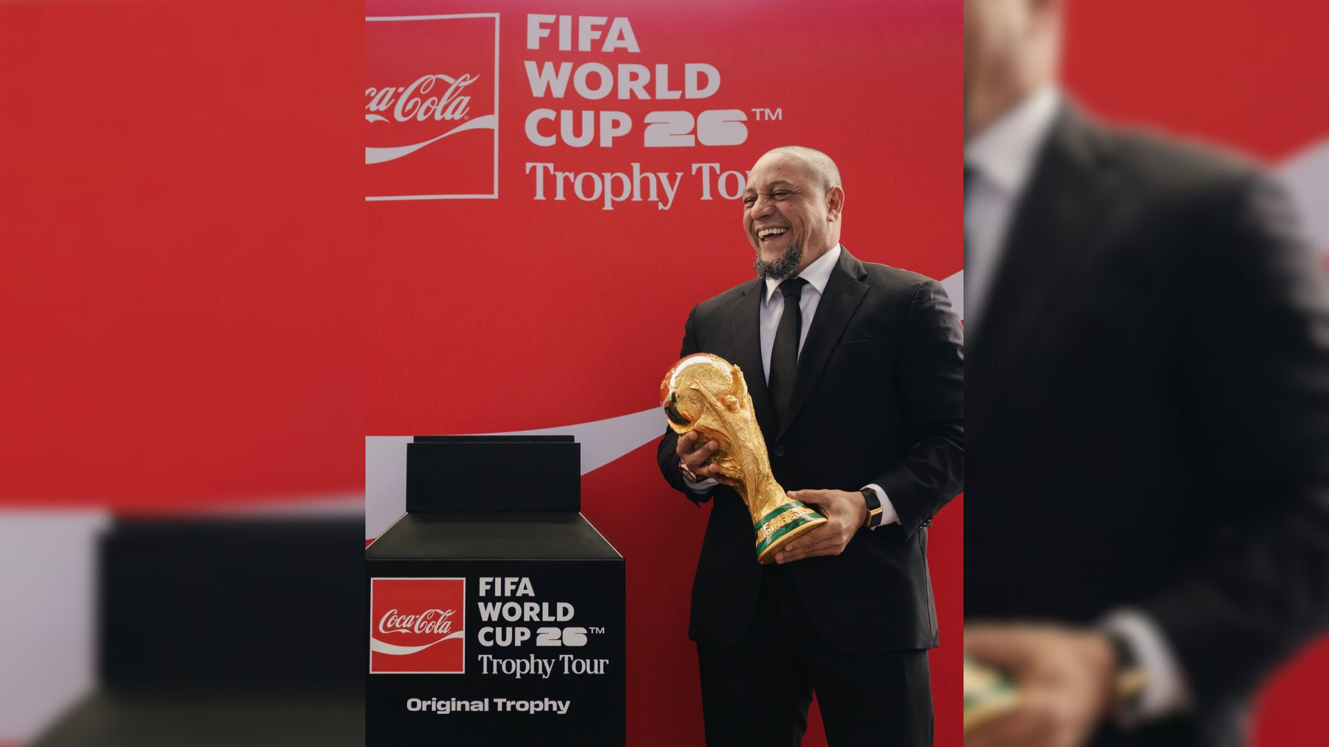 Roberto Carlos, ex-Sele&ccedil;&atilde;o Brasileira, com a ta&ccedil;a da Copa do Mundo | Instagram (@fifaworldcup)