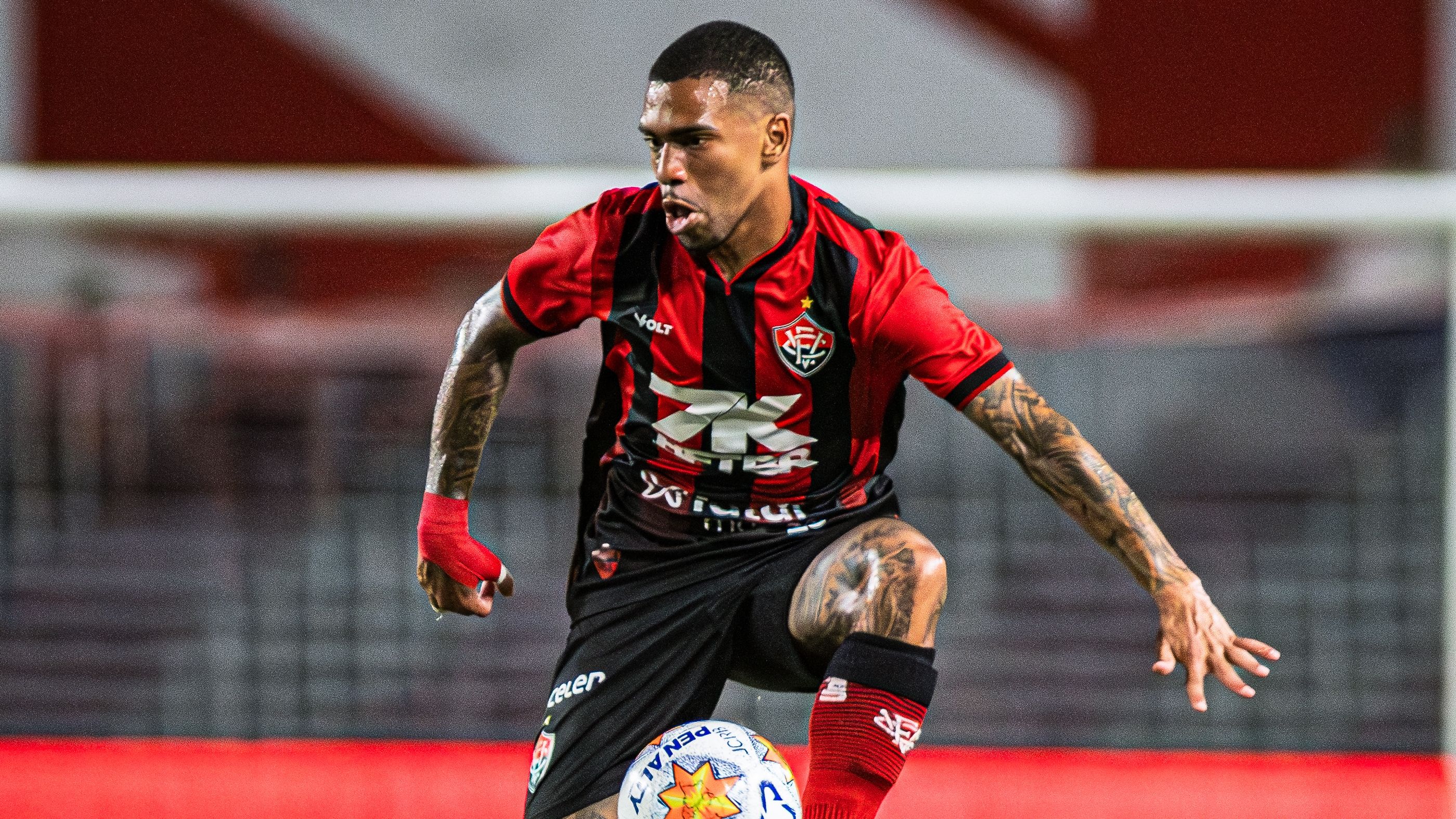 Lucas Esteves em ação pelo Vitória | Foto: Victor Ferreira/EC Vitória