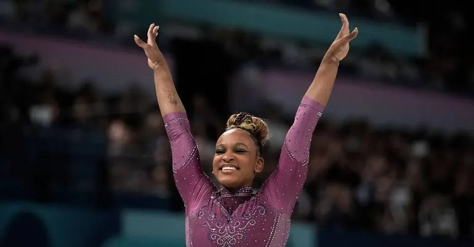 Final inusitada: Rebeca Andrade termina prova da trave em 4º lugar e Simone Biles em 5º