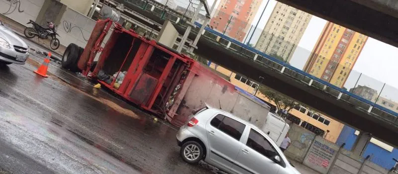 BONOCÔ: Quatro pessoas ficam feridas após caminhão de lixo virar e derramar óleo na pista