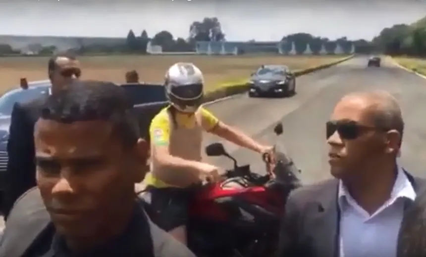 "Tá com sua mãe", responde Bolsonaro ao ser perguntado sobre Queiroz