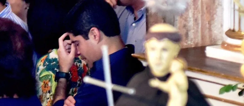 “HUMMM…”: Solteiro, prefeito ACM Neto posta foto rezando para Santo Antônio…