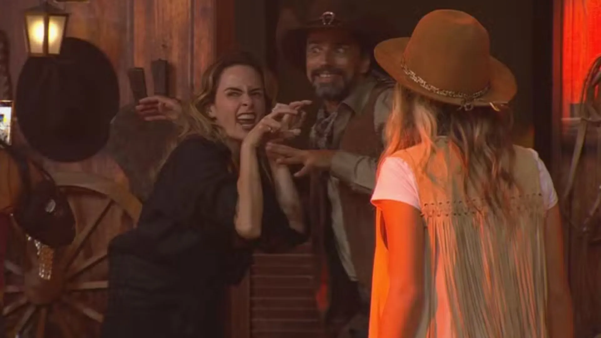 ‘Olha ela’: Ana Paula Renault retorna para última Festa do Líder do BBB 26