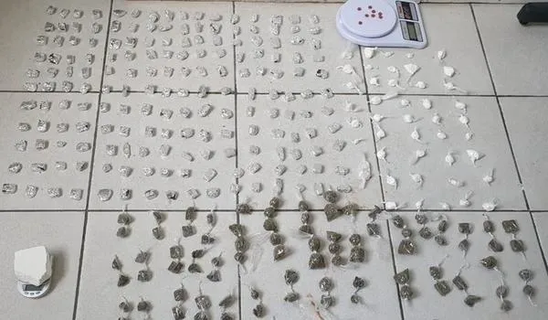 Traficantes fogem abandonando mais de 300 porções de entorpecentes em matagal de Coité