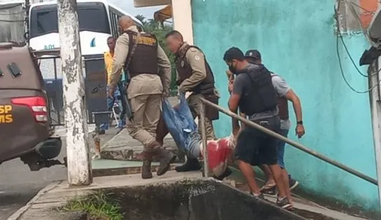 Tiroteio em Simões Filho deixa policial baleado e dois jovens mortos; vídeo mostra agentes colocando corpos em viatura