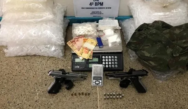 PM prende traficante com armas e drogas em Alagoinhas; criminoso atua em corrupção de menores
