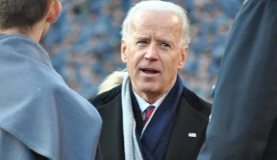 Biden aceita enviar ajuda contra Covid-19 ao Brasil: mais doses da AstraZeneca e medicamentos para intubação