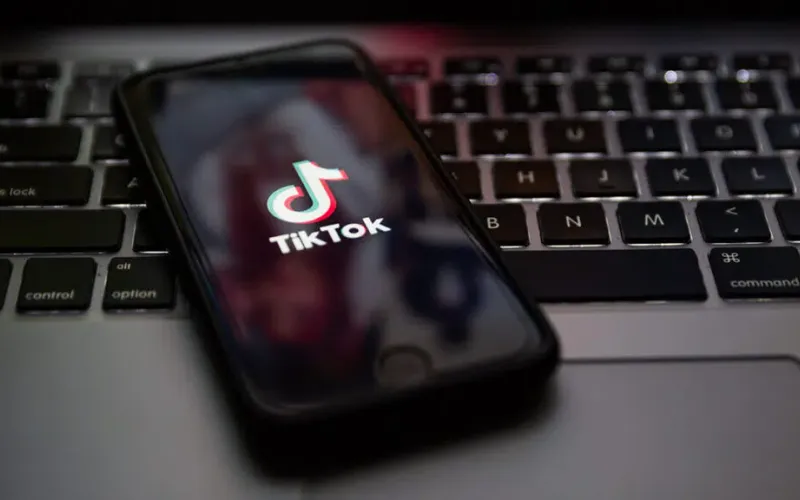 Empresas que descumprirem as novas regras poder&atilde;o sofrer multas milion&aacute;rias, suspens&atilde;o de servi&ccedil;os no pa&iacute;s e at&eacute; responsabiliza&ccedil;&atilde;o judicial em casos graves/Foto: Divulga&ccedil;&atilde;o/TikTok