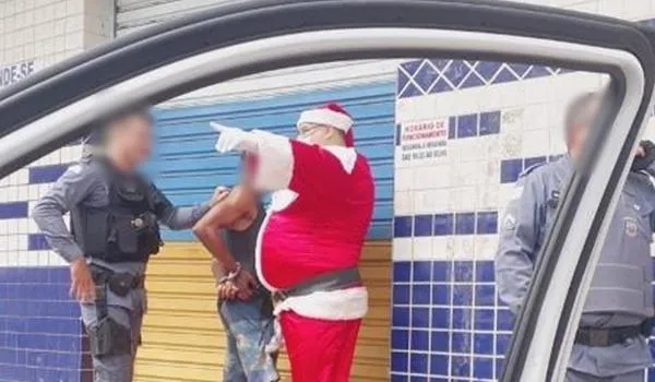 PM vestido de Papai Noel prende condenado durante entrega de presentes