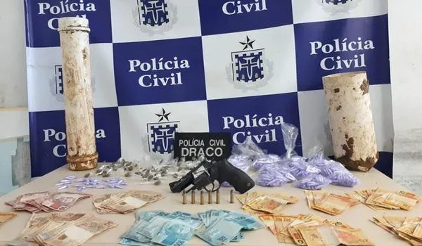  Polícia encontra drogas, arma e dinheiro enterrados em esconderijo de facção em Pau da Lima