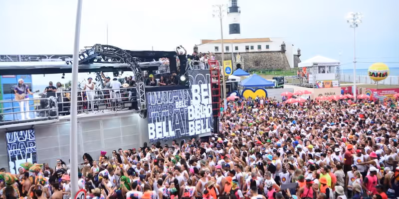 O carnaval baiano é conhecido pela sua atmosfera festiva, alegria e ritmo vibrante. Uma das principais características distintivas é o trio elétrico/Foto: Reprodução 