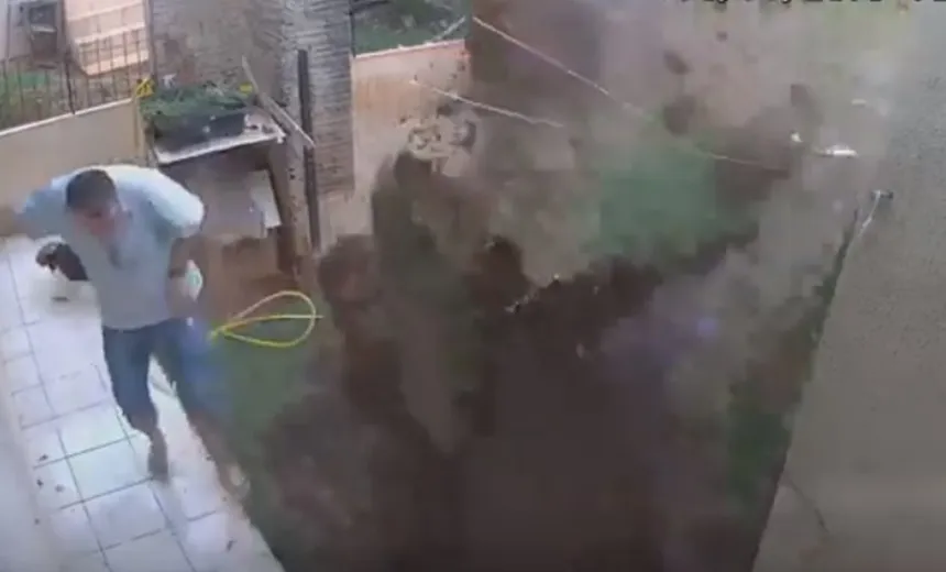 "Minha esposa falou que não fico mais sozinho em casa", diz homem que explodiu quintal para matar baratas; veja vídeo