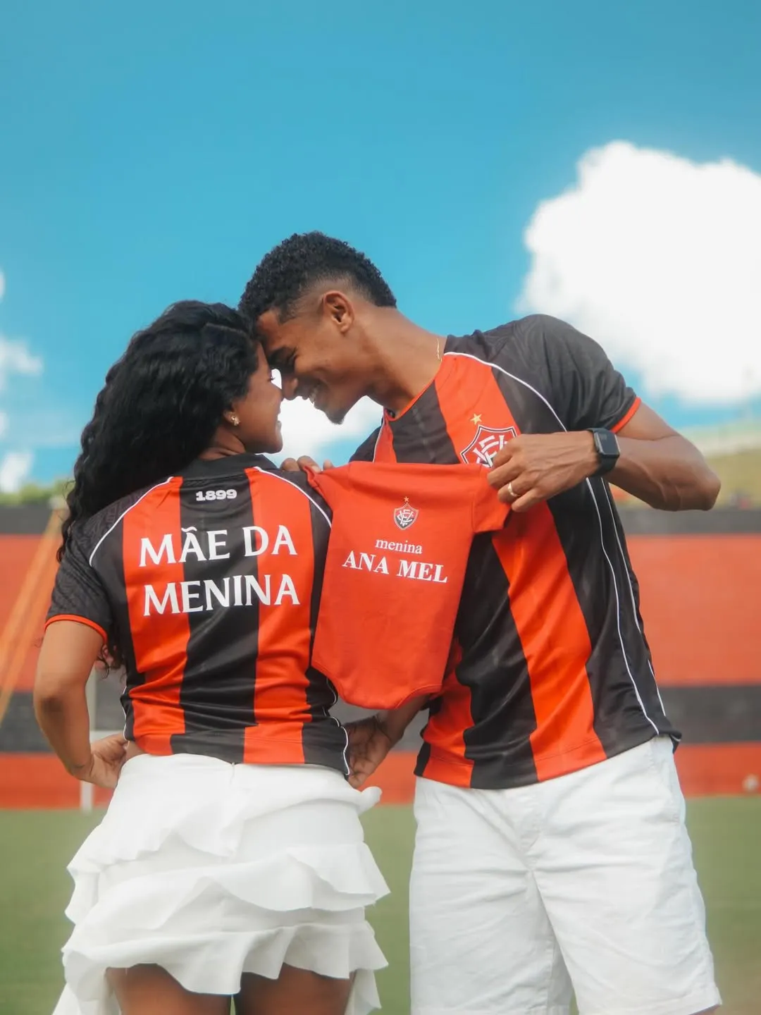 Sheuba Matos e Tiago Souza revelam nome da filha em anúncio no Barradão