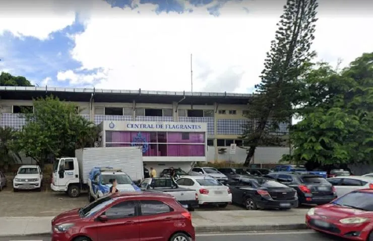 Sequestrado, motorista de aplicativo é salvo por PMs na Estrada do Derba; suspeito é preso