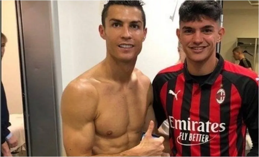 Jogador do Milan tieta Cristiano Ronaldo e ‘expõe’ sem querer zagueiro Chiellini pelado; veja