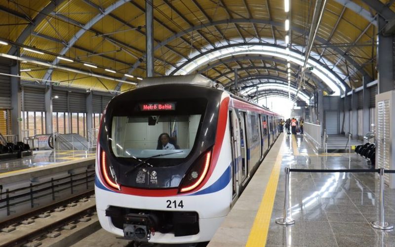 O sistema é operado pela CCR Metrô Bahia e se integra com ônibus urbanos e o BRT em diversas estações/Foto: Divulgação/Metrô Bahia