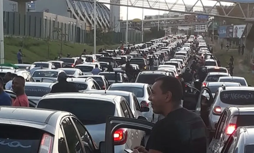 Manifestação deixa trânsito intenso e dificulta volta para casa na Avenida Paralela 