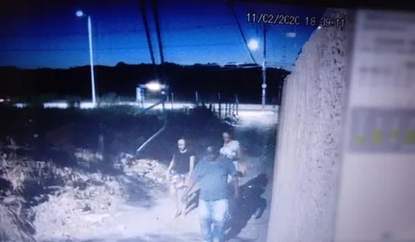 Grupo sofre "arrastão" ao descer de ônibus em Stella Maris; assista 