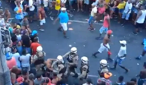 Grupo de foliões briga durante passagem do Kannário e polícia conduz suspeito; assista