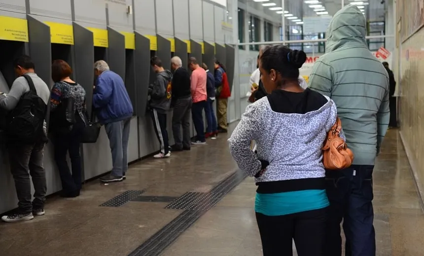Média: mais de uma agência é multada por dia pela “Lei dos 15 minutos” em Salvador
