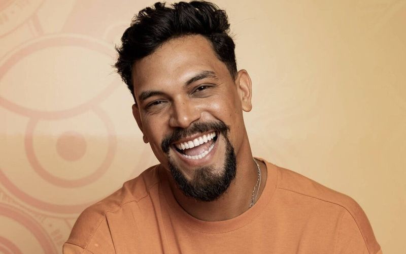 Promotor de eventos e artista plástico, Vinícius destacou-se no BBB 25 pela participação ativa e por se assumir bissexual durante o confinamento. Foi eliminado na 18ª posição/Foto: Divulgação