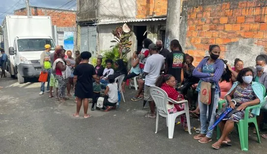 Chuva, vento frio e vontade de ir ao banheiro: povo passa noite no relento, de novo, para tentar recadastrar CadÚnico 
