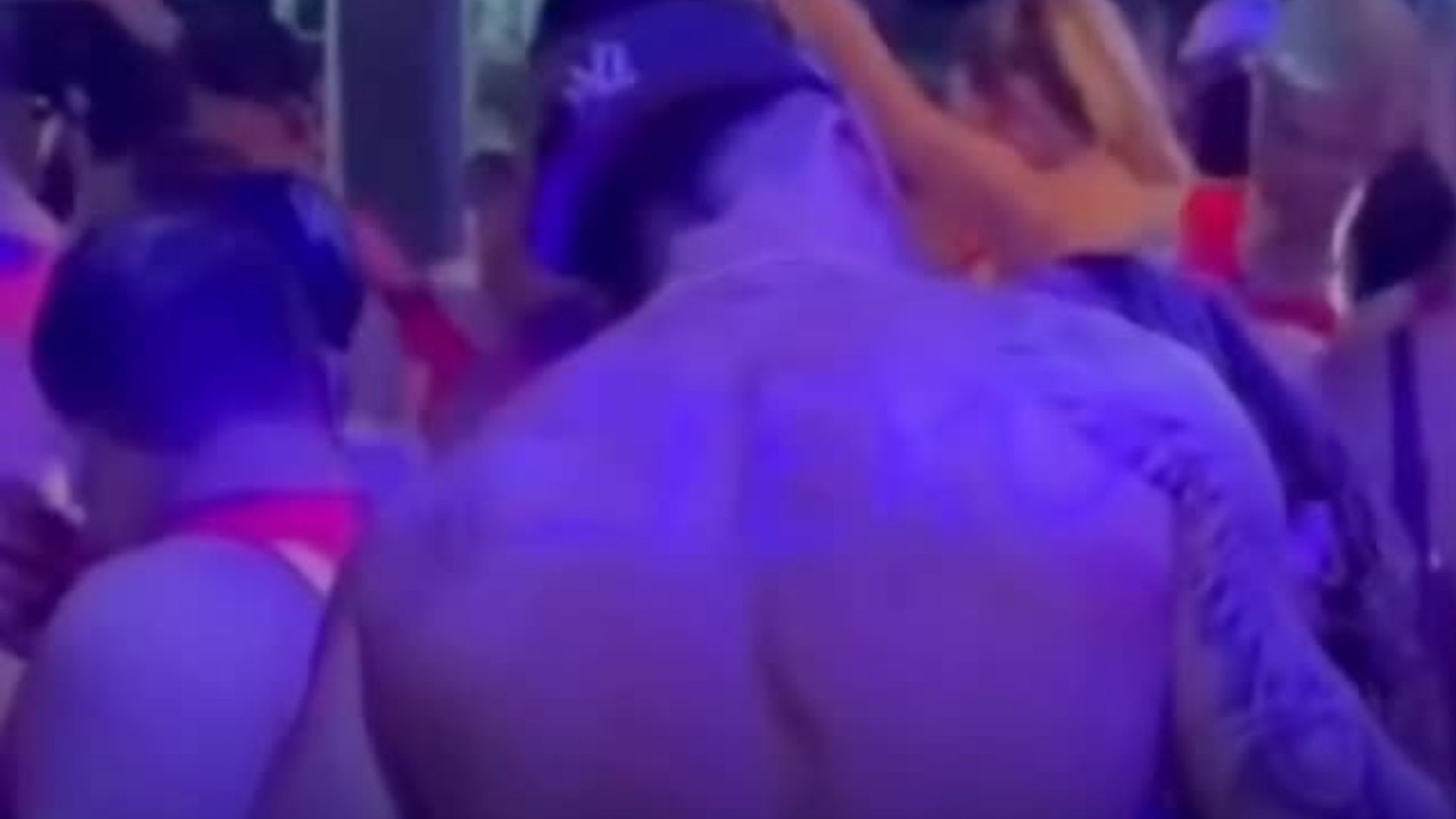 Carnaval &eacute; dos gays? H&eacute;teros viralizam ao estampar nas costas orienta&ccedil;&atilde;o sexual; Foto: Reprodu&ccedil;&atilde;o / Redes Sociais