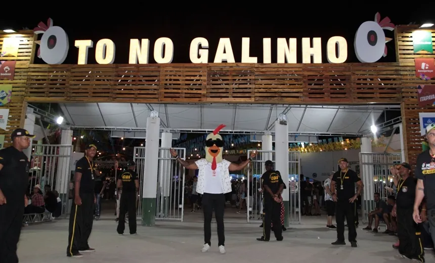 O dono de tudo: Galinho é ovacionado durante passagem em sua festa