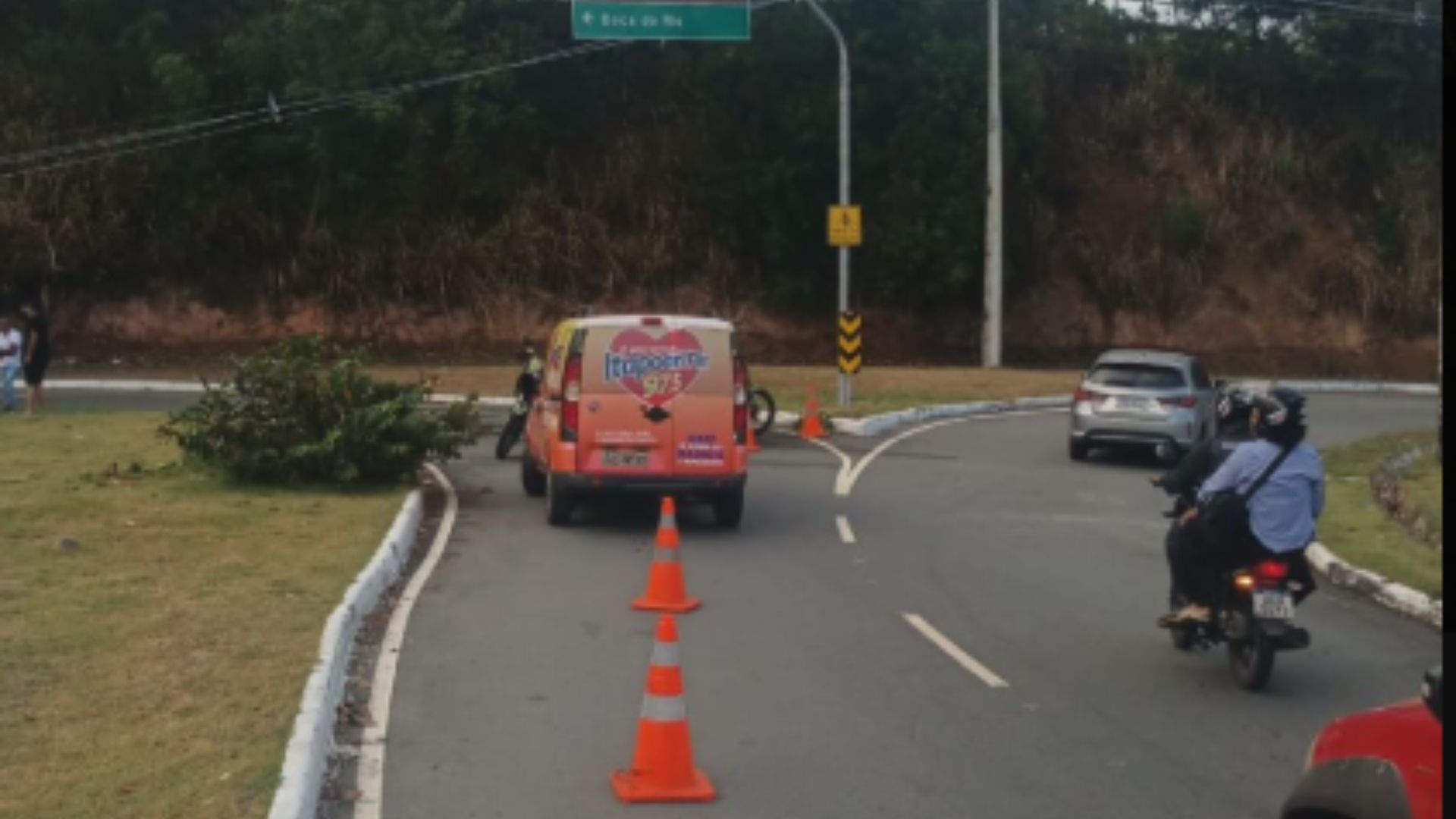 Carro derruba poste e interdita via na Estrada do Curralinho. Foto: Transalvador