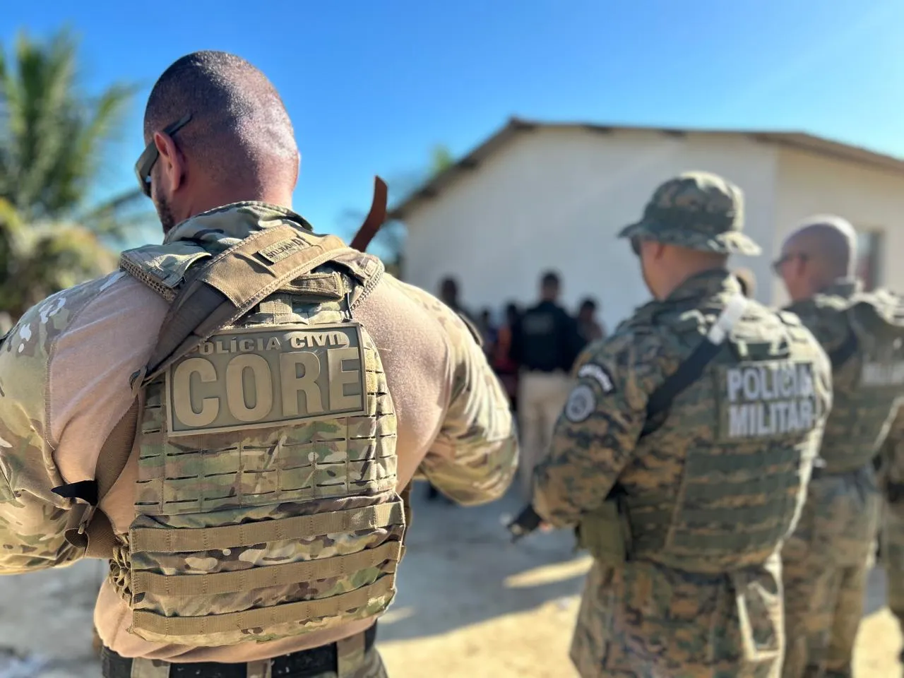 Oito suspeitos e um policial militar são feridos em confronto na Bahia