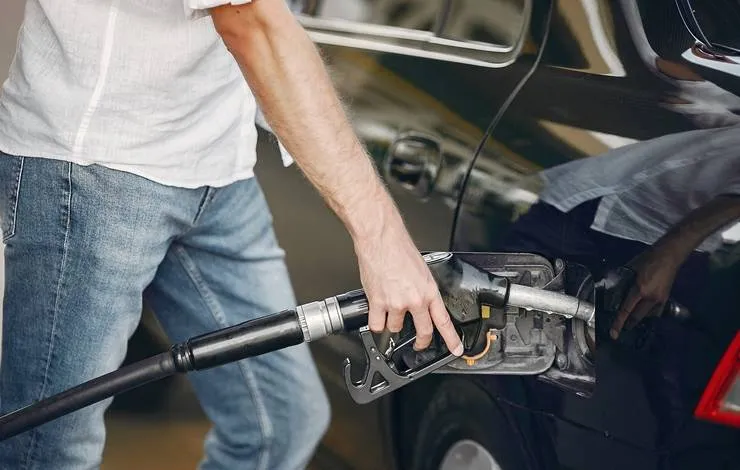 É estranho? Saiba por que algumas pessoas gostam do cheiro de gasolina