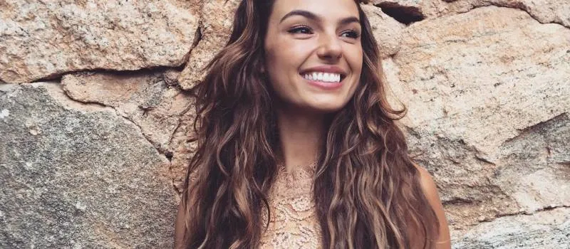 SEXY SEM SER VULGAR: Isis Valverde esbanja sensualidade em lançamento de nova novela