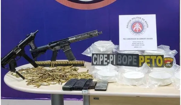 Lauro de Freitas: polícia apreende fuzil, submetralhadora e R$ 300 mil em cocaína