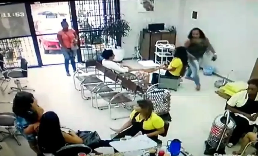 Mulheres invadem salão de beleza e assaltam clientes na Vila Laura; assista ao vídeo