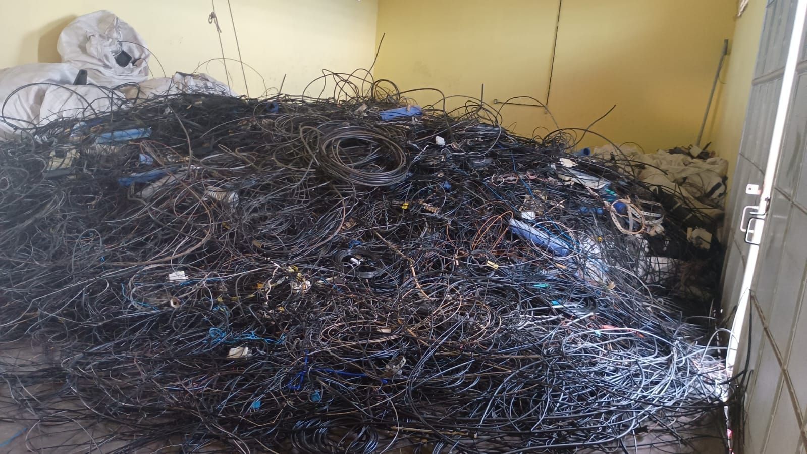 Cabos de telefonia e internet foram instalados irregularmente em postes do bairro da Federação. Foto: Divulgação / Coelba