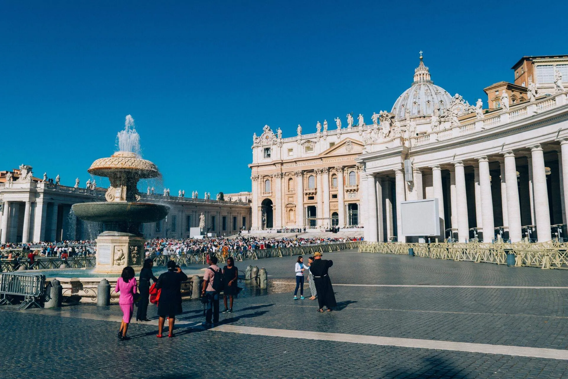 Vaticano diz que pessoas transgênero podem ser batizadas na Igreja Católica e ser padrinhos