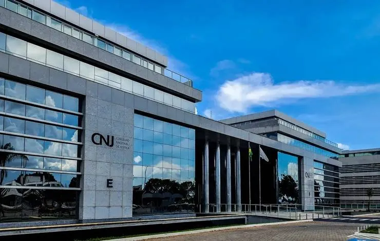 CNJ afasta desembargador que falou em mulheres loucas atrás de homens