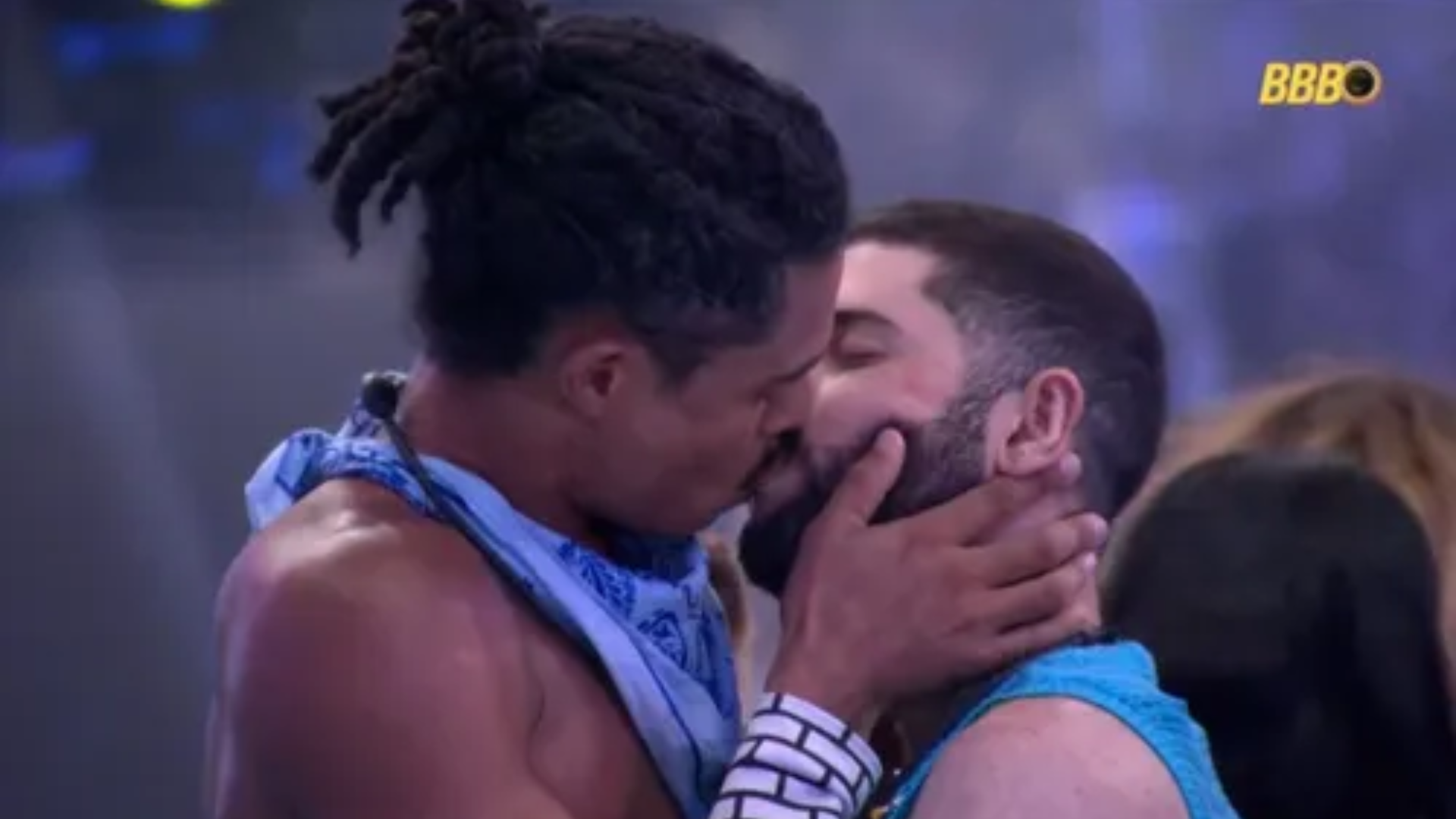 Marcelo e Breno protagonizaram primeiro beijo do BBB 26 | Foto: Globo