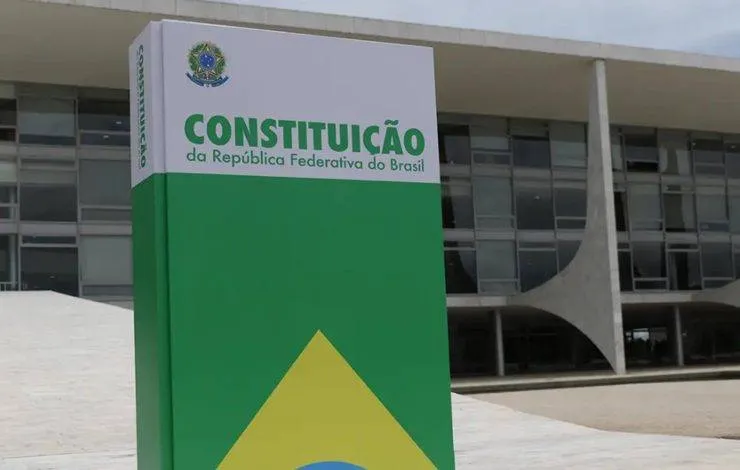Sedes dos Três Poderes exibem representação da Constituição Federal