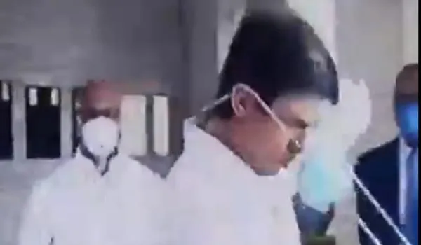 Ministro da Saúde é flagrado colocando máscara de proteção pela cabeça e viraliza; assista