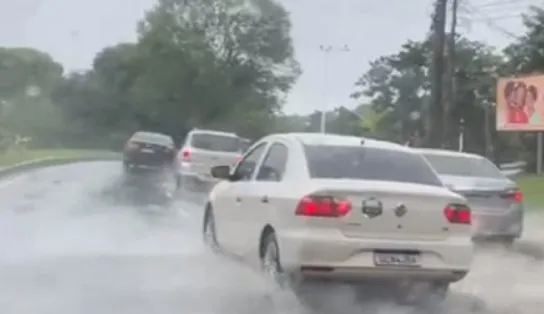 Trânsito em vias alagadas é reflexo de chuva que cai em Salvador; confira previsão do tempo para esta quarta-feira