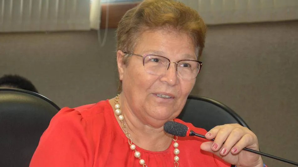 Autodeclarada branca na eleição, deputada se diz 'preta e pobre' em discurso na AL-BA