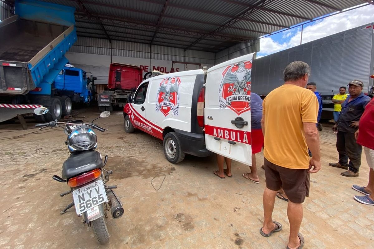 Mec&acirc;nico fica ferido durante manuten&ccedil;&atilde;o de caminh&atilde;o. Foto: Reprodu&ccedil;&atilde;o